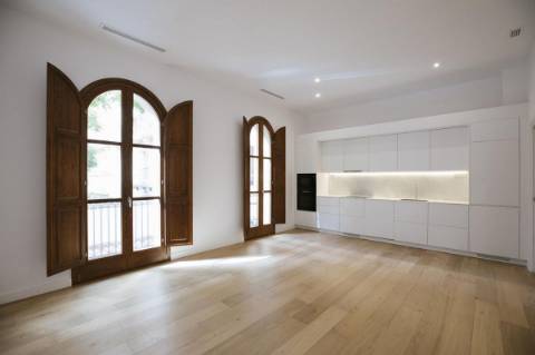 Apartamento T2 com varanda perto da praia.