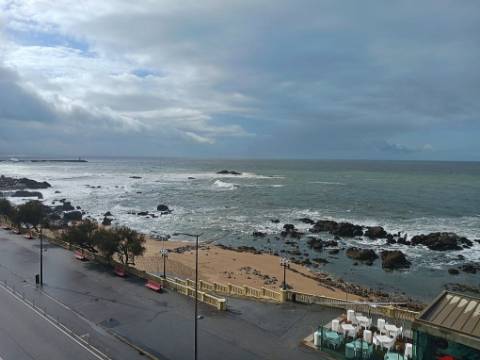 Apartamento T3 , com vista mar, situado na Foz do Douro.