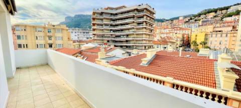 Penthouse soberba totalmente renovada localizada no centro de Monte Carlo