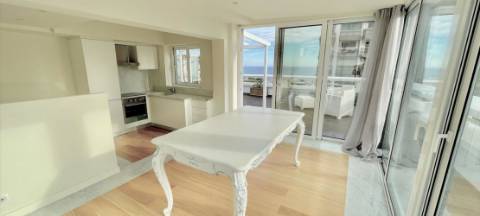 Penthouse soberba totalmente renovada localizada no centro de Monte Carlo