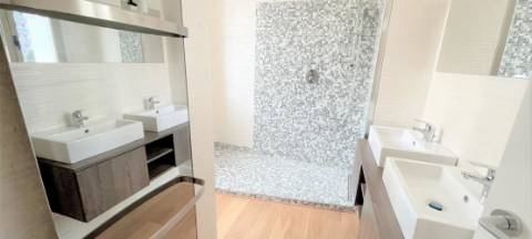 Penthouse soberba totalmente renovada localizada no centro de Monte Carlo