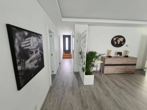 Moradia Isolada com piscina e jardim - Almancil, Algarve