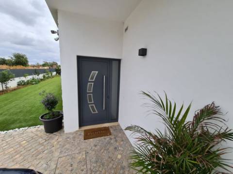 Moradia Isolada com piscina e jardim - Almancil, Algarve