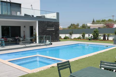 Moradia Isolada com piscina e jardim - Almancil, Algarve