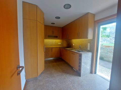 Moradia geminada T3 + Escritório, a 600m do Parque da Cidade do Porto.