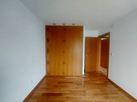 Moradia geminada T3 + Escritório, a 600m do Parque da Cidade do Porto.