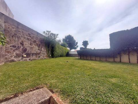 Moradia geminada T3 + Escritório, a 600m do Parque da Cidade do Porto.