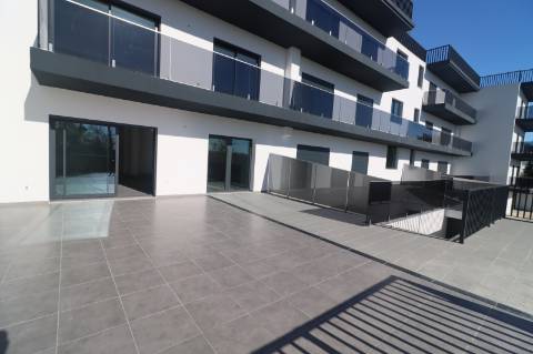 Apartamento T4 com exposição solar a sul e vistas de campo e mar, em S. Brás de Alportel