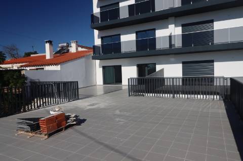 Apartamento T4 com exposição solar a sul e vistas de campo e mar, em S. Brás de Alportel