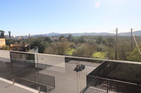 Apartamento T4 com exposição solar a sul e vistas de campo e mar, em S. Brás de Alportel