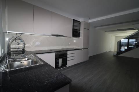 Apartamento T4 com exposição solar a sul e vistas de campo e mar, em S. Brás de Alportel