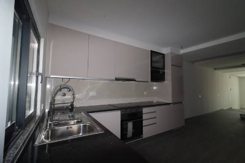 Apartamento T4 com exposição solar a sul e vistas de campo e mar, em S. Brás de Alportel