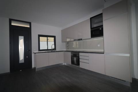 Apartamento T4 com exposição solar a sul e vistas de campo e mar, em S. Brás de Alportel