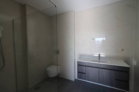 Apartamento T4 com exposição solar a sul e vistas de campo e mar, em S. Brás de Alportel