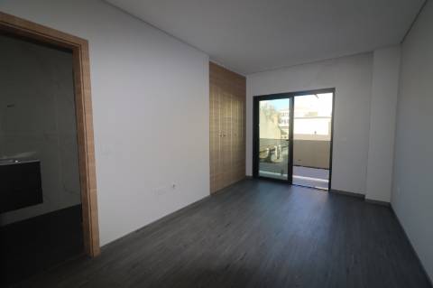 Apartamento T4 com exposição solar a sul e vistas de campo e mar, em S. Brás de Alportel