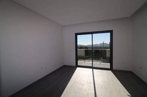 Apartamento T4 com exposição solar a sul e vistas de campo e mar, em S. Brás de Alportel