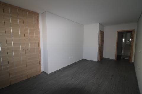 Apartamento T4 com exposição solar a sul e vistas de campo e mar, em S. Brás de Alportel