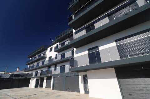 Apartamento T4 com exposição solar a sul e vistas de campo e mar, em S. Brás de Alportel