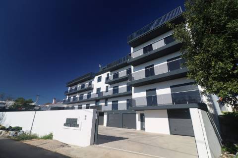 Apartamento T4 com exposição solar a sul e vistas de campo e mar, em S. Brás de Alportel