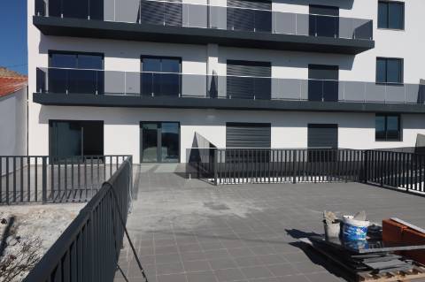 Apartamento T4 com exposição solar a sul e vistas de campo e mar, em S. Brás de Alportel