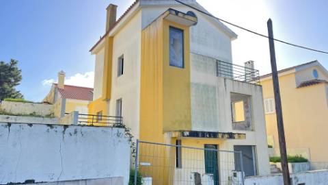 Terreno com Moradias em Construção na Charneca da Caparica