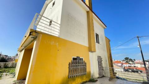 Terreno com Moradias em Construção na Charneca da Caparica