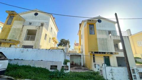Terreno com Moradias em Construção na Charneca da Caparica