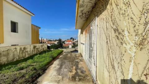 Terreno com Moradias em Construção na Charneca da Caparica