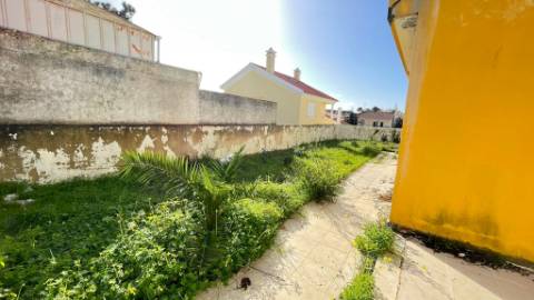 Terreno com Moradias em Construção na Charneca da Caparica
