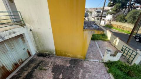 Terreno com Moradias em Construção na Charneca da Caparica