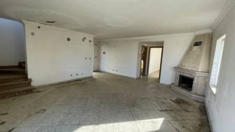 Terreno com Moradias em Construção na Charneca da Caparica