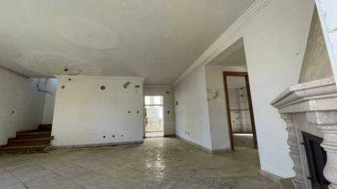 Terreno com Moradias em Construção na Charneca da Caparica