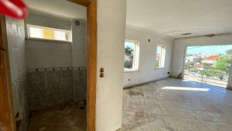 Terreno com Moradias em Construção na Charneca da Caparica