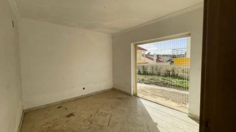 Terreno com Moradias em Construção na Charneca da Caparica