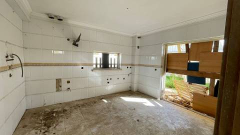 Terreno com Moradias em Construção na Charneca da Caparica