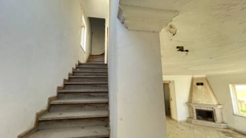 Terreno com Moradias em Construção na Charneca da Caparica