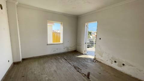 Terreno com Moradias em Construção na Charneca da Caparica