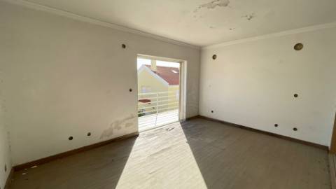 Terreno com Moradias em Construção na Charneca da Caparica