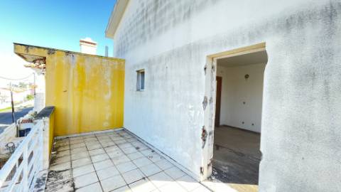 Terreno com Moradias em Construção na Charneca da Caparica