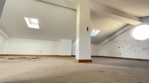 Terreno com Moradias em Construção na Charneca da Caparica