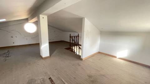 Terreno com Moradias em Construção na Charneca da Caparica