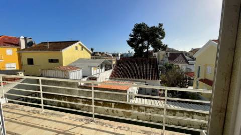 Terreno com Moradias em Construção na Charneca da Caparica