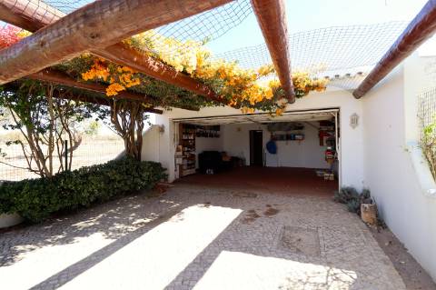 Moradia isolada T4+1, excelentes áreas. -Guia