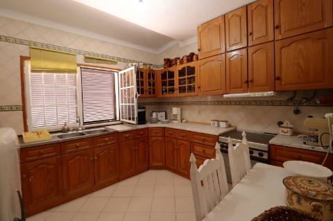 Moradia isolada T4+1, excelentes áreas. -Guia