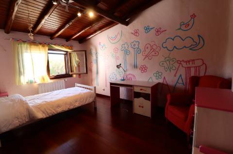 Moradia isolada T4+1, excelentes áreas. -Guia