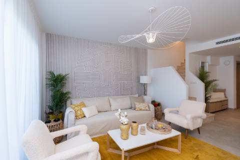 Moradia geminada T3 nova, com pérgula e jardim.