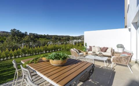 Moradia geminada T3 nova, com pérgula e jardim.