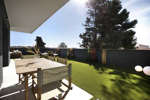 Apartamento T2 com terraço, perto da praia.