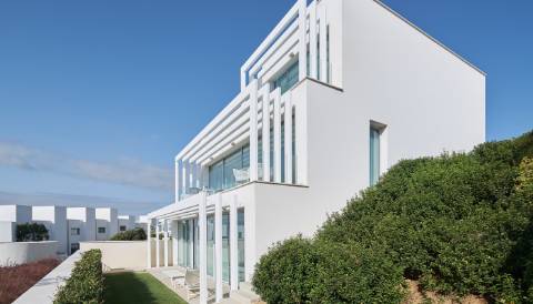 Moradia em banda T3, com terraço.