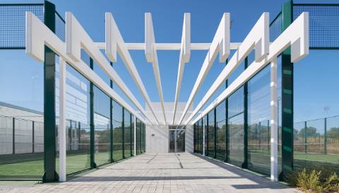 Moradia em banda T3, com terraço.